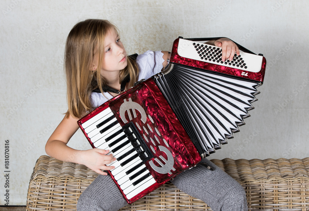 Das Bild der Musikschule Odenwald zeigt eine einfühlsame Musiklehrerin mit Kindern