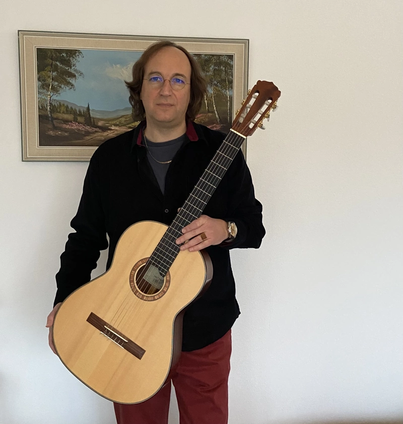E-Gitarre, akustische Gitarre und E-Bass